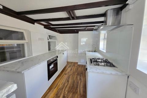 3 bedroom semi-detached house to rent, Chapel Fold, Batley