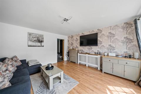 17 Mandeville Close, Guildford, GU2 9YA
