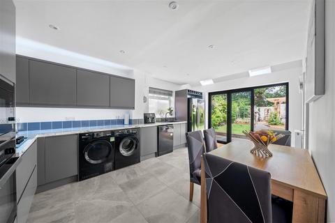 17 Mandeville Close, Guildford, GU2 9YA