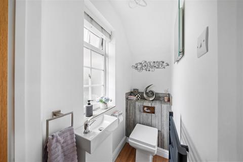 17 Mandeville Close, Guildford, GU2 9YA