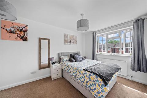 17 Mandeville Close, Guildford, GU2 9YA
