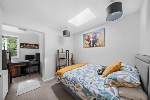 17 Mandeville Close, Guildford, GU2 9YA