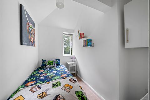 17 Mandeville Close, Guildford, GU2 9YA