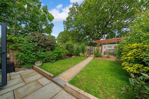 17 Mandeville Close, Guildford, GU2 9YA