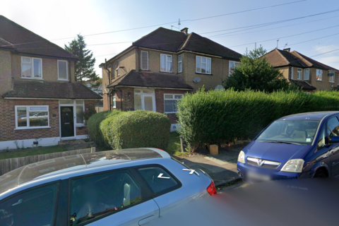 2 bedroom flat to rent, Alandale Drive, Pinner HA5