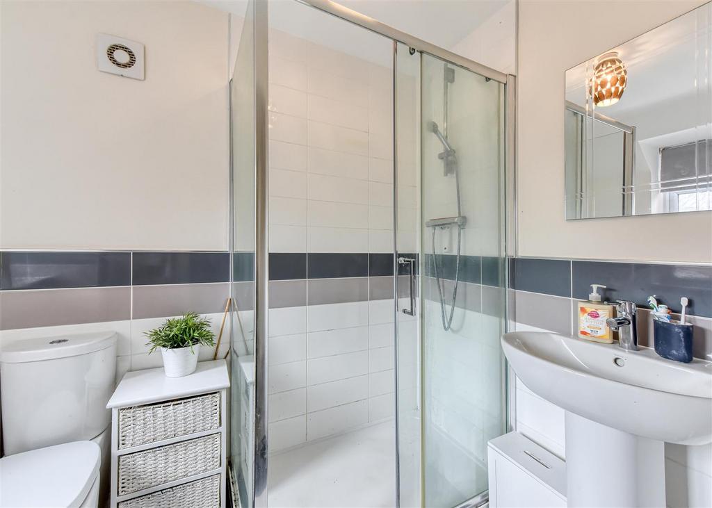 61 Henry Fowler Drive-bed2 ensuite1.jpg