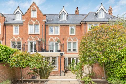 4 Pomeroy Close, Twickenham, TW1 1QB