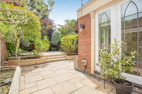 4 Pomeroy Close, Twickenham, TW1 1QB