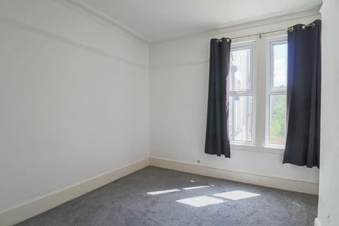 2 bedroom flat to rent, Moorland Road, South Ward