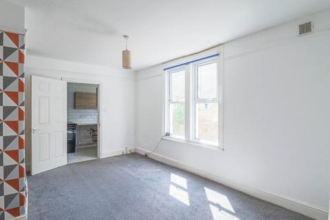 2 bedroom flat to rent, Moorland Road, South Ward