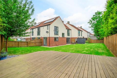 2 bedroom semi-detached house to rent, Bellerby Court, York, YO31 0PJ