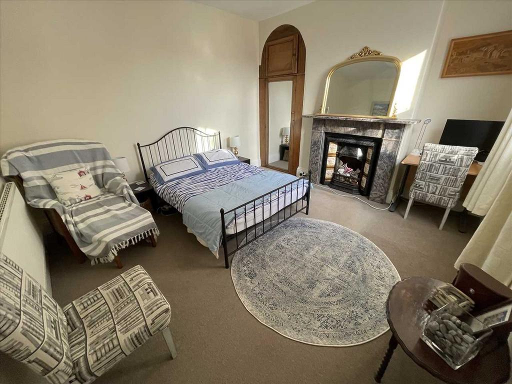 Bedroom (rear)