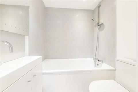 Studio to rent, Pepys Road, London SE14
