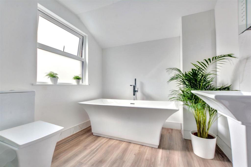 Bathroom 2.jpeg