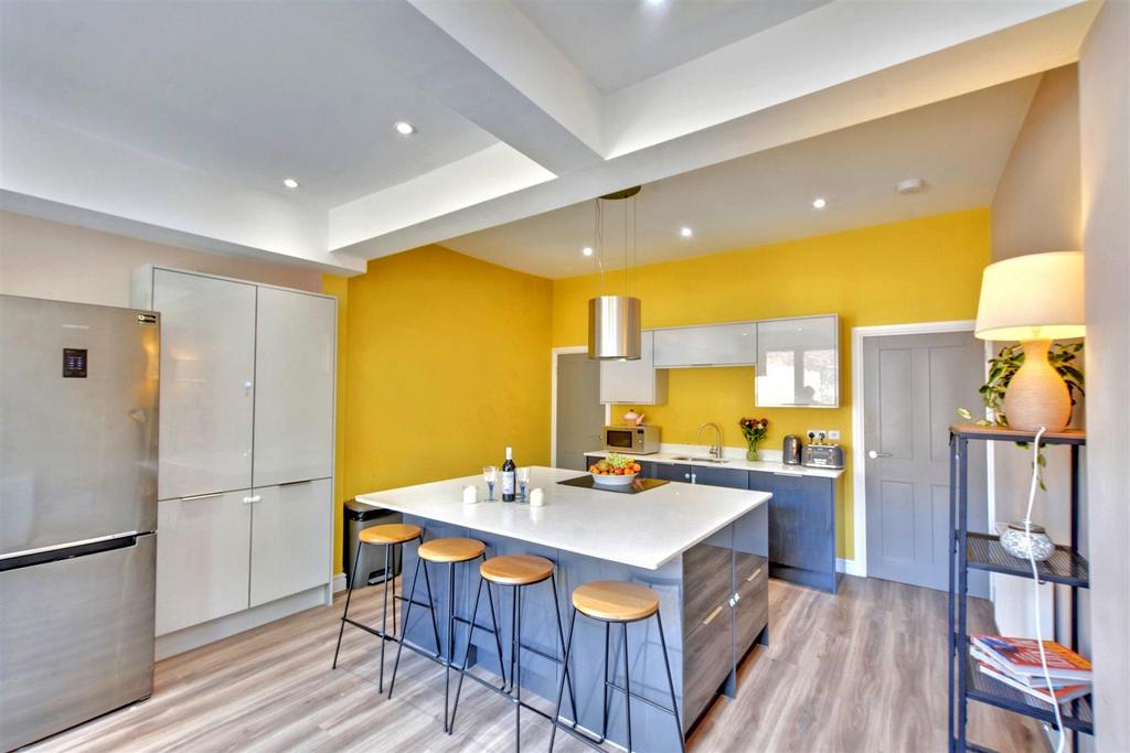 Kitchen 2.jpeg