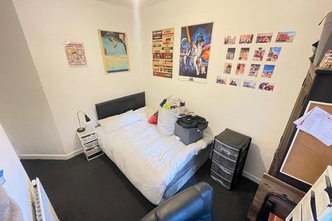 4 bedroom terraced house to rent, Roberts Avenue, Manchester M14