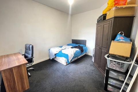 4 bedroom terraced house to rent, Roberts Avenue, Manchester M14