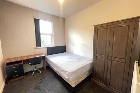4 bedroom terraced house to rent, Roberts Avenue, Manchester M14