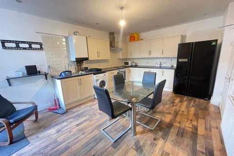 4 bedroom terraced house to rent, Roberts Avenue, Manchester M14
