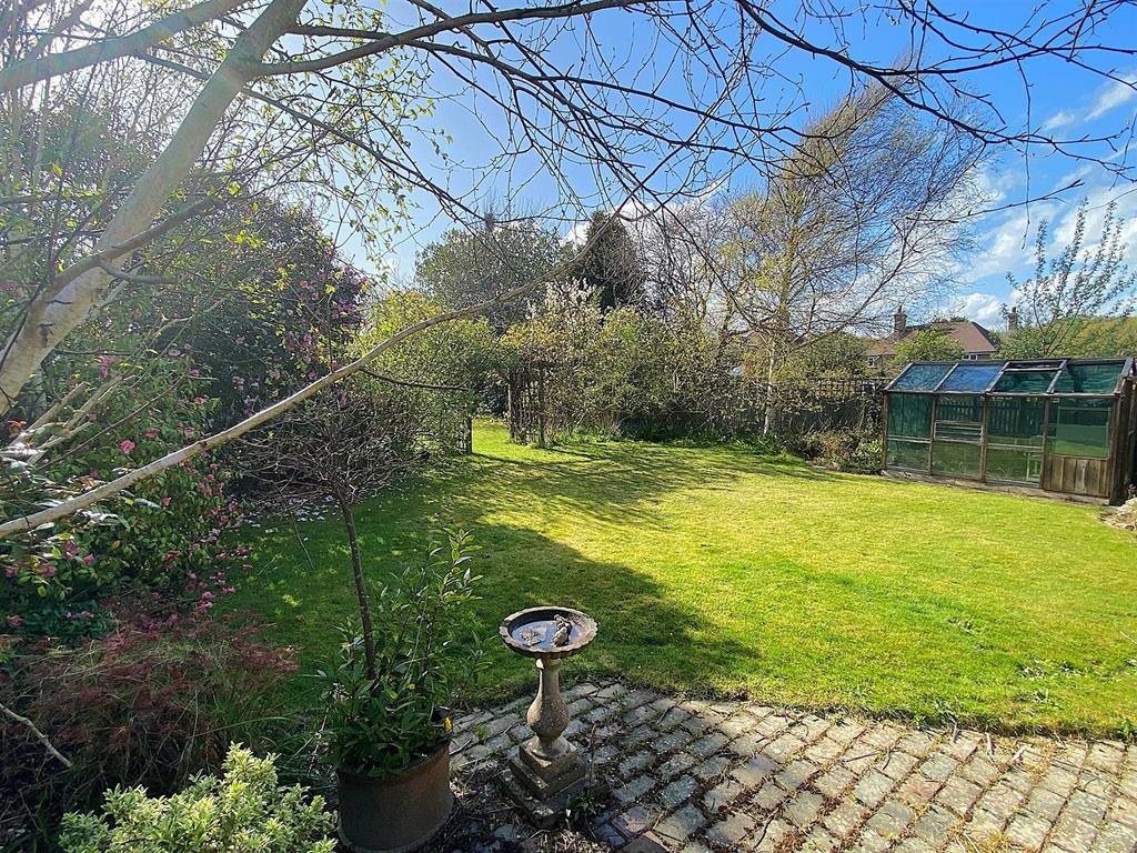 6 Southcourt Ave - Garden4.jpg