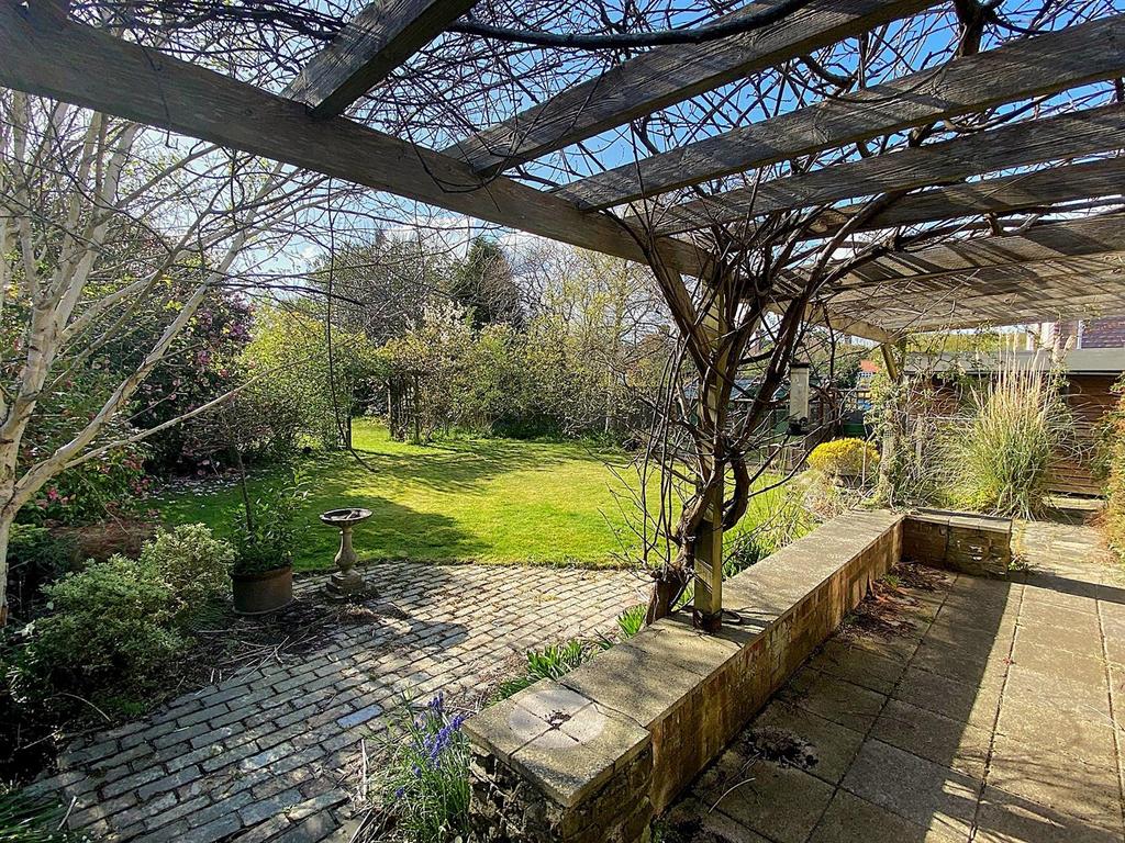 6 Southcourt Ave - GArden7.jpg