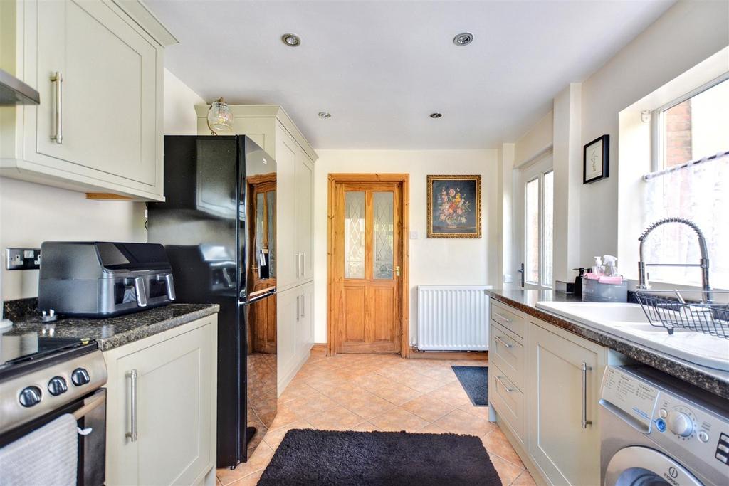 Kitchen 2.jpeg
