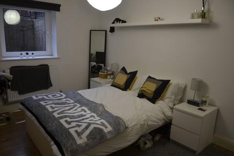 3 bedroom flat to rent, Ground Flat, 3 Winstanley Terrace, LS6 1DS