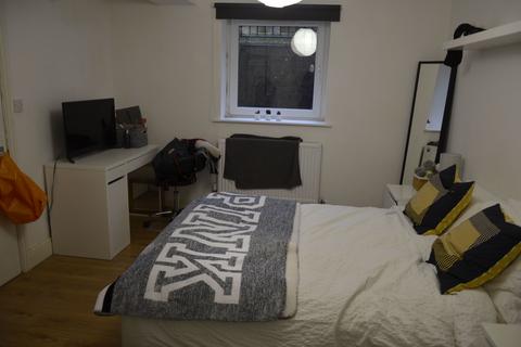 3 bedroom flat to rent, Ground Flat, 3 Winstanley Terrace, LS6 1DS