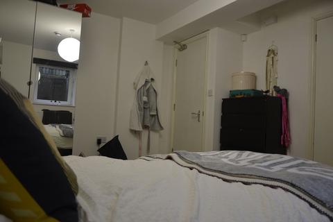 3 bedroom flat to rent, Ground Flat, 3 Winstanley Terrace, LS6 1DS