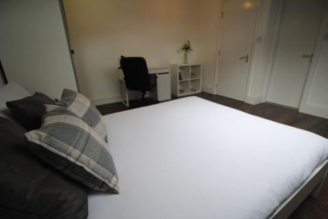 5 bedroom flat to rent, Top Flat, 27 Kelso Road, LS2 9PR