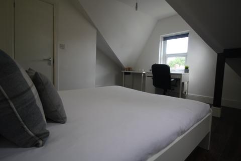 5 bedroom flat to rent, Top Flat, 27 Kelso Road, LS2 9PR