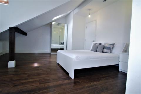 5 bedroom flat to rent, Top Flat, 27 Kelso Road, LS2 9PR