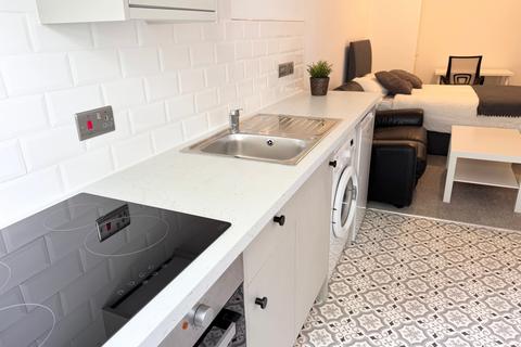 Studio to rent, Flat 6, 26 Kelso Road, LS2 9PR