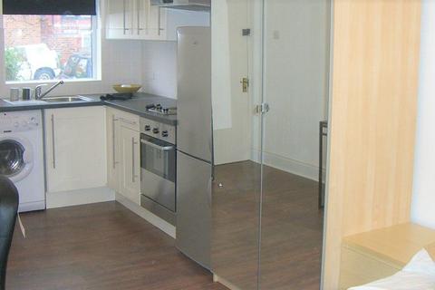 Studio to rent, Flat 2, 26 Kelso Road, LS2 9PR