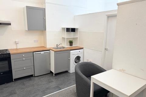 Studio to rent, Flat 1, 26 Kelso Road, LS2 9PR