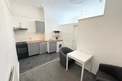 Studio to rent, Flat 1, 26 Kelso Road, LS2 9PR