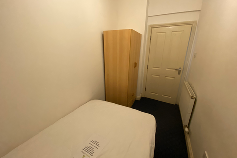 1 bedroom flat to rent, Flat 16, 221 Woodhouse Street, LS6 2UZ