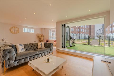 2 bedroom apartment for sale, Rectory Grove, Leigh-On-Sea SS9