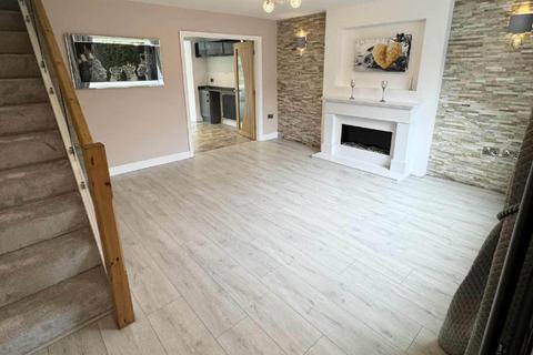 4 bedroom semi-detached house to rent, Stromness Close, Warrington WA2