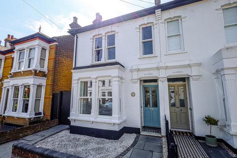 11 Alexandra Road, Leigh-on-sea, SS9 1QD