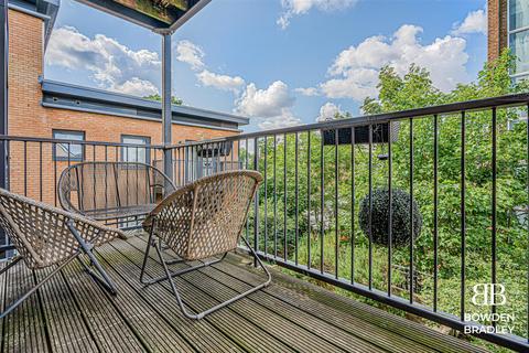 2 bedroom apartment for sale, Shingly Place, Chingford
