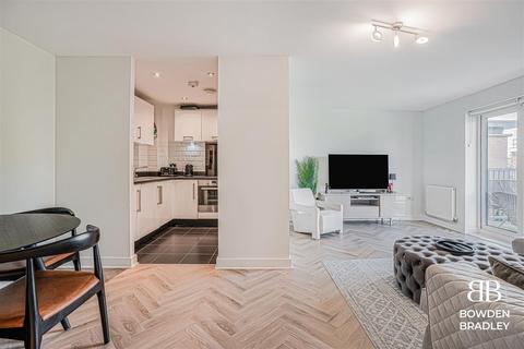 2 bedroom apartment for sale, Shingly Place, Chingford
