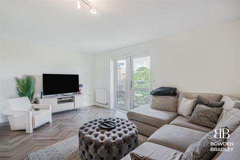 2 bedroom apartment for sale, Shingly Place, Chingford