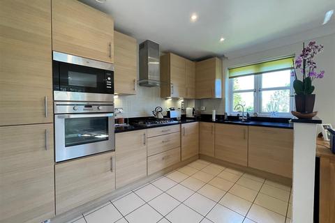 2 bedroom flat for sale, The Avenue, Tadworth