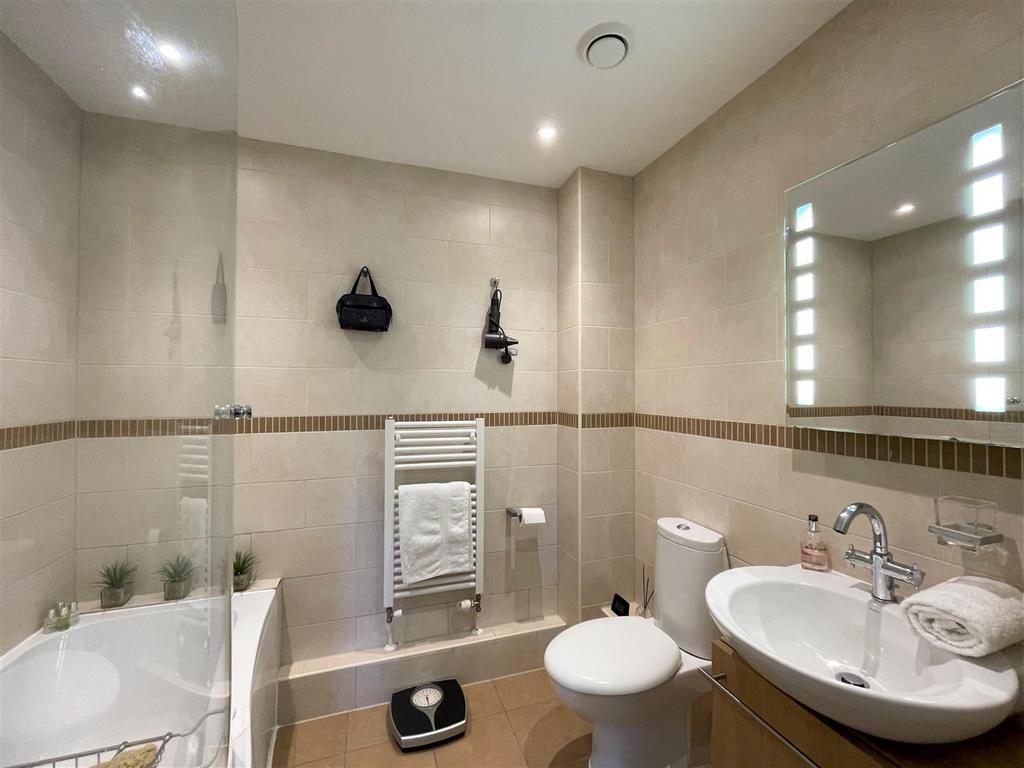 Bath/Shower Room