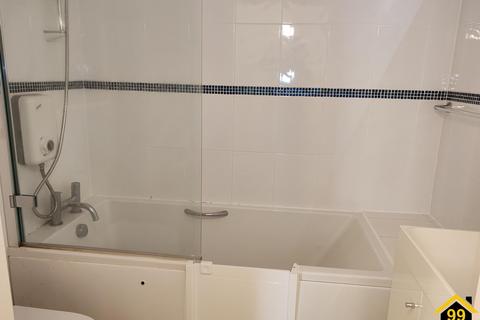 1 bedroom flat for sale, Homestream House, Horsham, West Sussex, RH12