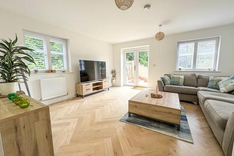28 Augusta Drive, Hockley, SS5 4FY