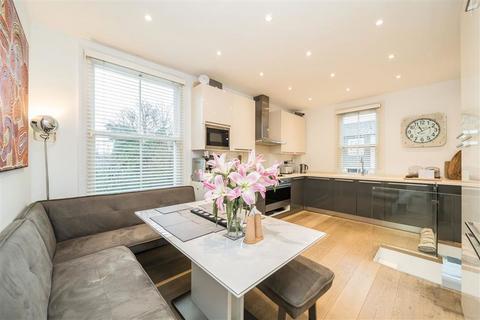 3 bedroom flat for sale, Hazelbourne Road, London SW12
