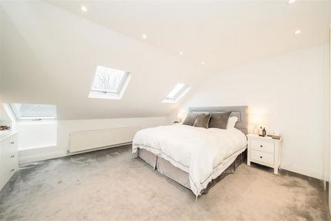 3 bedroom flat for sale, Hazelbourne Road, London SW12