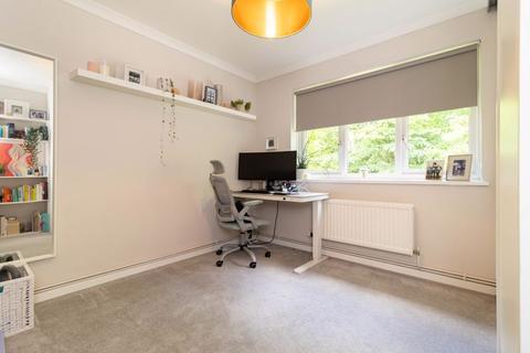 12 Edgeworth Close, Whyteleafe, CR3 0BW